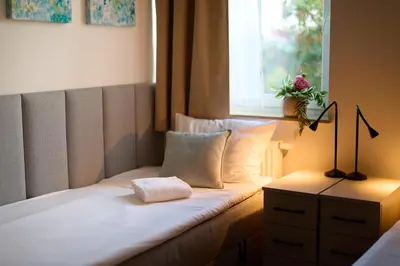 Łóżko lub łóżka w pokoju w obiekcie Reja Comfy Elegance Apartment by BookingHost