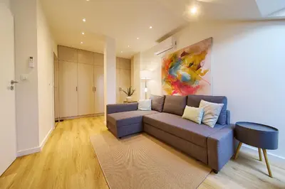 Część wypoczynkowa w obiekcie Reja Comfy Elegance Apartment by BookingHost