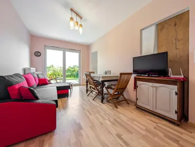 Telewizja i/lub zestaw kina domowego w obiekcie Wichrowa Comfort Zone Apartment by BookingHost