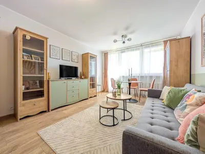Telewizja i/lub zestaw kina domowego w obiekcie Szybowcowa Homely Apartment by BookingHost
