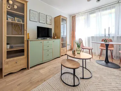 Telewizja i/lub zestaw kina domowego w obiekcie Szybowcowa Homely Apartment by BookingHost