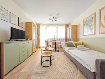 Telewizja i/lub zestaw kina domowego w obiekcie Szybowcowa Homely Apartment by BookingHost
