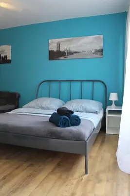 Łóżko lub łóżka w pokoju w obiekcie BISKUPIA WROcŁAW RYNEK