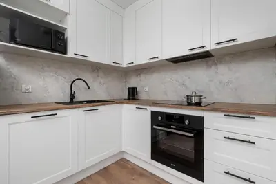 Kuchnia lub aneks kuchenny w obiekcie Elegant White Apartment with Terrace & Parking in Wrocław by Noclegi Renters