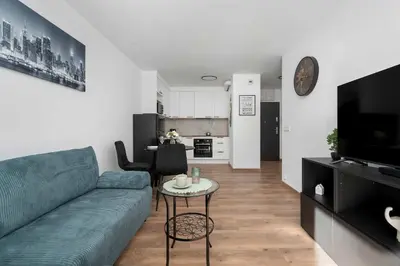 Kuchnia lub aneks kuchenny w obiekcie Elegant White Apartment with Terrace & Parking in Wrocław by Noclegi Renters