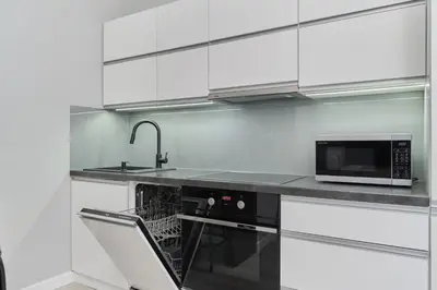 Kuchnia lub aneks kuchenny w obiekcie Odra Tower Apartments with FREE GARAGE Wroclaw by Noclegi Renters