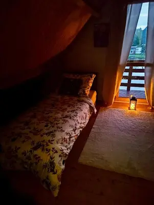 Łóżko lub łóżka w pokoju w obiekcie Chatka nad Stawami