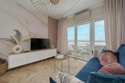 Telewizja i/lub zestaw kina domowego w obiekcie Elegant Apartment with Balcony Krakowska Wroclaw by Renters Prestige