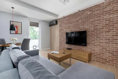 Telewizja i/lub zestaw kina domowego w obiekcie Spacious Wrocław Apartment with Air Conditioning and Two Parking Spaces by Noclegi Renters
