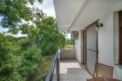 Balkon lub taras w obiekcie Spacious Wrocław Apartment with Air Conditioning and Two Parking Spaces by Noclegi Renters