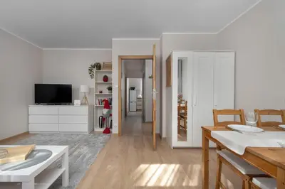 Telewizja i/lub zestaw kina domowego w obiekcie Red Apartment in Wrocław with Two Bedrooms and Desk for Remote Work by Noclegi Renters