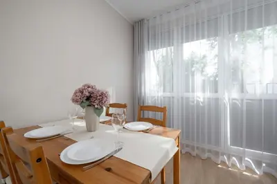 Plan piętra w obiekcie Red Apartment in Wrocław with Two Bedrooms and Desk for Remote Work by Noclegi Renters