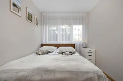 Łóżko lub łóżka w pokoju w obiekcie Red Apartment in Wrocław with Two Bedrooms and Desk for Remote Work by Noclegi Renters