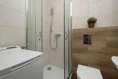 Łazienka w obiekcie Red Apartment in Wrocław with Two Bedrooms and Desk for Remote Work by Noclegi Renters
