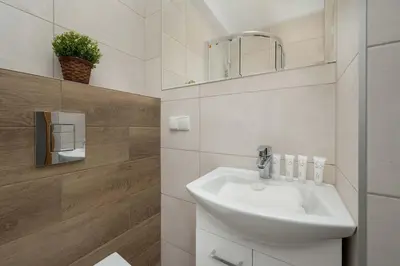 Łazienka w obiekcie Red Apartment in Wrocław with Two Bedrooms and Desk for Remote Work by Noclegi Renters