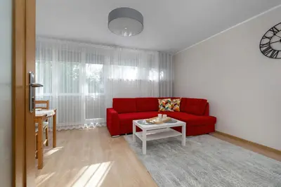 Część wypoczynkowa w obiekcie Red Apartment in Wrocław with Two Bedrooms and Desk for Remote Work by Noclegi Renters