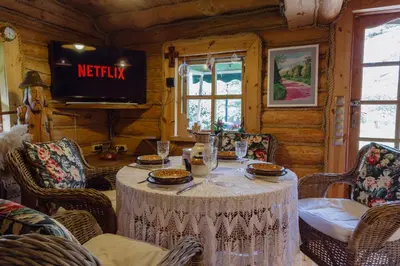 Telewizja i/lub zestaw kina domowego w obiekcie Domek LAVENDA z widokiem na rzekę - Basen, Jacuzzi, Sauna - Magiczny ogród - 0,5ha prywatnej przestrzeni