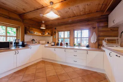Kuchnia lub aneks kuchenny w obiekcie Domek LAVENDA z widokiem na rzekę - Basen, Jacuzzi, Sauna - Magiczny ogród - 0,5ha prywatnej przestrzeni