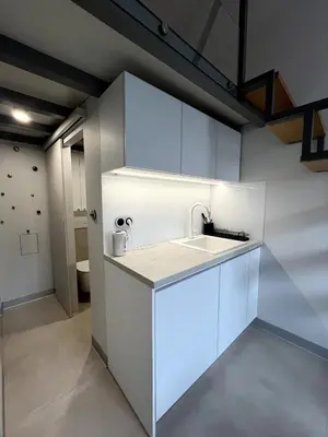 Kuchnia lub aneks kuchenny w obiekcie Mini Apartament z antresolą