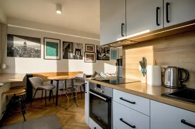 Kuchnia lub aneks kuchenny w obiekcie RentPlanet - Apartament plac Nowy Targ