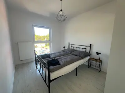 Łóżko lub łóżka w pokoju w obiekcie Spoko Apartament przy deptaku