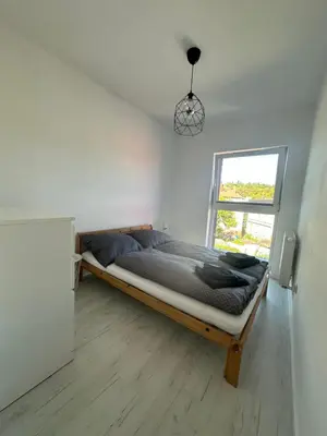 Łóżko lub łóżka w pokoju w obiekcie Spoko Apartament przy deptaku