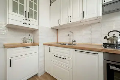 Kuchnia lub aneks kuchenny w obiekcie Blue Two Bedroom Apartment in Wrocław with Desk, Bathtub and Balcony by Noclegi Renters