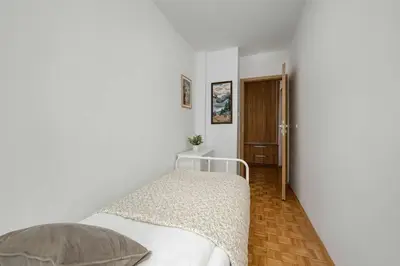 Łóżko lub łóżka w pokoju w obiekcie Blue Two Bedroom Apartment in Wrocław with Desk, Bathtub and Balcony by Noclegi Renters