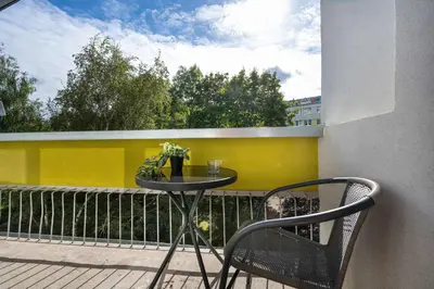 Balkon lub taras w obiekcie Blue Two Bedroom Apartment in Wrocław with Desk, Bathtub and Balcony by Noclegi Renters