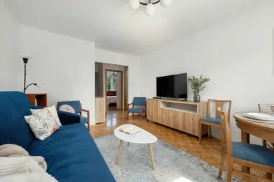 Telewizja i/lub zestaw kina domowego w obiekcie Blue Two Bedroom Apartment in Wrocław with Desk, Bathtub and Balcony by Noclegi Renters