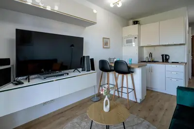 Kuchnia lub aneks kuchenny w obiekcie RentPlanet - Studio Hallera