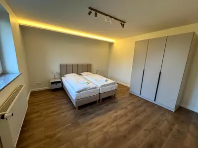 Łóżko lub łóżka w pokoju w obiekcie Apartment w domu pod orzechem
