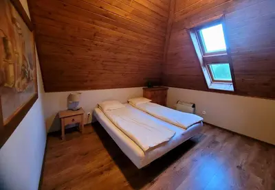 Łóżko lub łóżka w pokoju w obiekcie Chata pod Śnieżnikiem