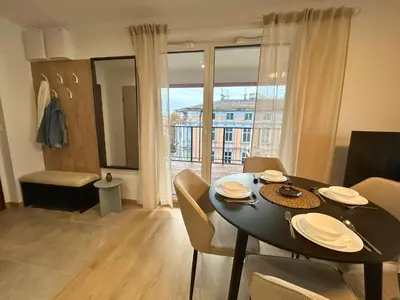 Telewizja i/lub zestaw kina domowego w obiekcie Apartament przy Rynku z Tarasem i Parkingiem - Blisko PreZero Arena