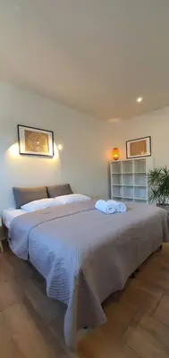 Łóżko lub łóżka w pokoju w obiekcie Villa Sjesta komfortowe apartamenty, prywatny parking, gratis parking w centrum miasta