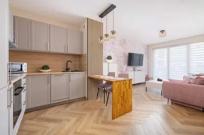 Kuchnia lub aneks kuchenny w obiekcie Modern Apartment with Air Conditioning & Workspace in Gliwice by Noclegi Renters