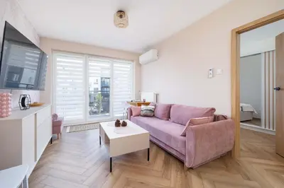 Telewizja i/lub zestaw kina domowego w obiekcie Modern Apartment with Air Conditioning & Workspace in Gliwice by Noclegi Renters