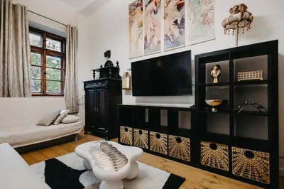 Telewizja i/lub zestaw kina domowego w obiekcie Bujwida - unikalny apartament przy Placu Grunwaldzkim, Uniwersytetach i Politechnice - Wrocław - Fair Rentals