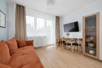 Telewizja i/lub zestaw kina domowego w obiekcie Azure Apartment Teatralna with Air Conditioning in Wrocław by Noclegi Renters
