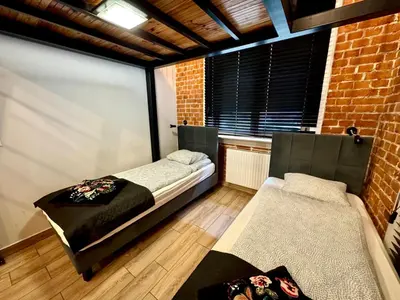 Łóżko lub łóżka w pokoju w obiekcie Apartament Paryski 3- przytulne studio dla 2-4 osób w CENTRUM
