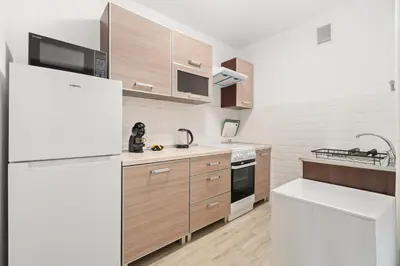 Kuchnia lub aneks kuchenny w obiekcie Nowy Świat 36 by Homeprime