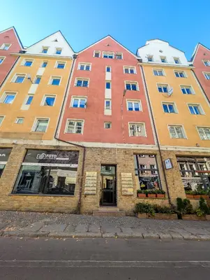 Budynek, w którym mieści się apartament
