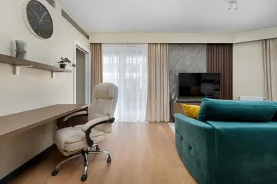 Telewizja i/lub zestaw kina domowego w obiekcie Stylish Apartment with Air Conditioning and Underground Parking by Noclegi Renters