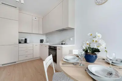 Kuchnia lub aneks kuchenny w obiekcie Michalczyka Wrocław Modern Apartment with Parking and Balcony next to the Odra River by Noclegi Renters