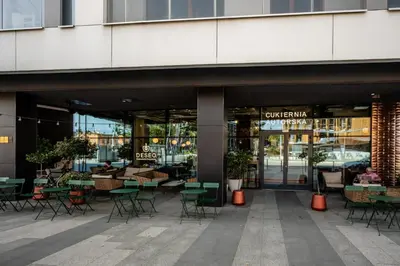 Restauracja lub miejsce do jedzenia w obiekcie Azure Riverside Apartment - City Center