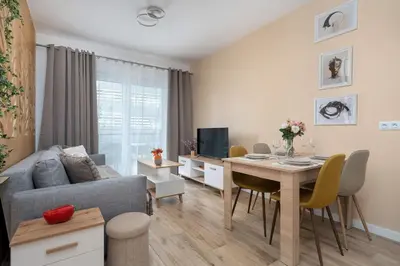 Telewizja i/lub zestaw kina domowego w obiekcie Cosy Studio in Wrocław Near the River with Parking and Balcony by Noclegi Renters