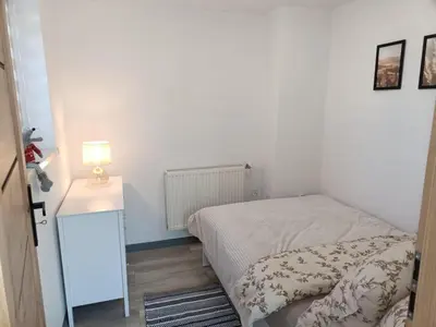Łóżko lub łóżka w pokoju w obiekcie Apartament w Słupcu z PS5 WIFI HBO