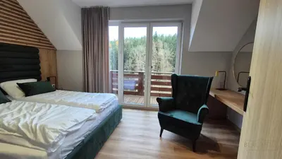 Łóżko lub łóżka w pokoju w obiekcie Black Hill Pod Zieleńcem Apartament AURORA GOLD Nr3 z Sauną