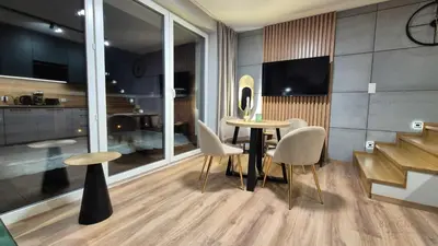Kuchnia lub aneks kuchenny w obiekcie Black Hill Pod Zieleńcem Apartament AURORA GOLD Nr3 z Sauną