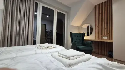 Łóżko lub łóżka w pokoju w obiekcie Black Hill Pod Zieleńcem Apartament AURORA GOLD Nr3 z Sauną